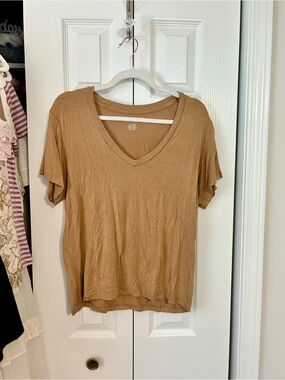 American Eagle Outfitters V-Neck Short Sleeve Top in Camel Brown